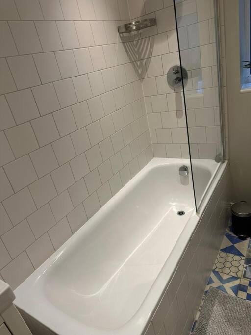 Lovely 2 Bedroom Ground Floor Flat With Garden. London Eksteriør billede