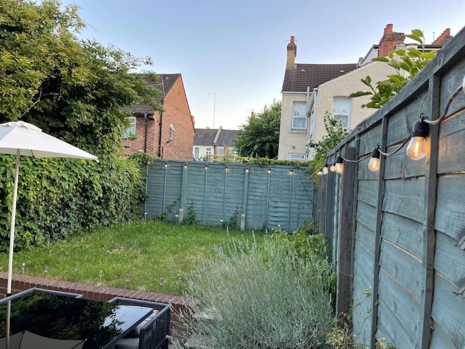 Lovely 2 Bedroom Ground Floor Flat With Garden. London Eksteriør billede