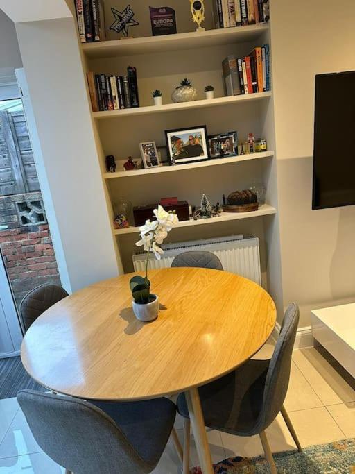 Lovely 2 Bedroom Ground Floor Flat With Garden. London Eksteriør billede