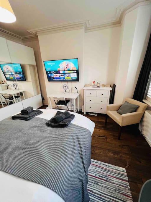 Lovely 2 Bedroom Ground Floor Flat With Garden. London Eksteriør billede